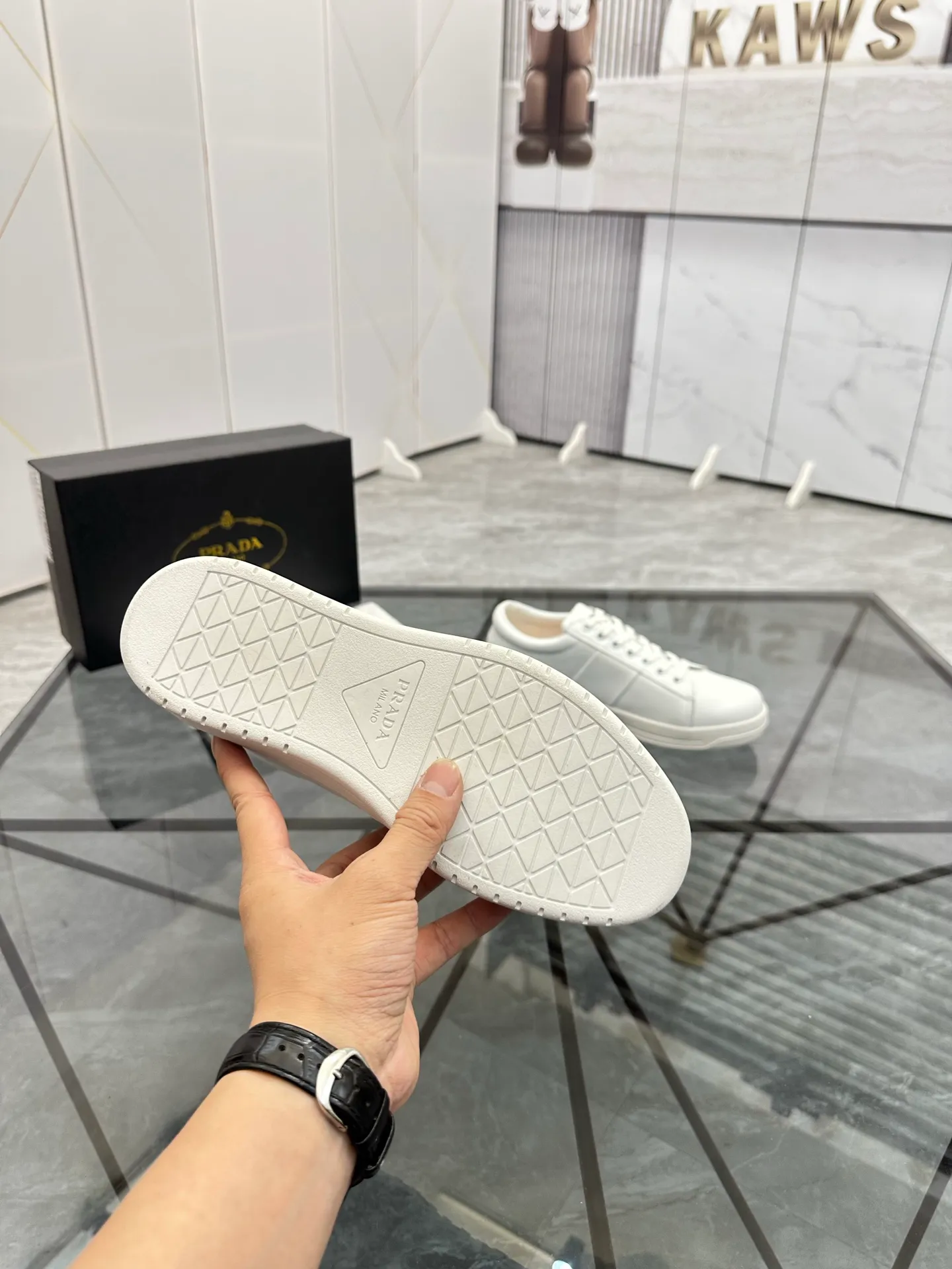 Men's shoes: 💰P400¥ Product trademark: Prada *"Prada*" low-top casual shoes Regular size: 38-44 (can be customized to 45) Product materials: imported cowhide upper, sheepskin lining, original outsole. Number: 020
